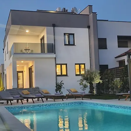 New 2020! 4* Ivona With Pool And Jacuzzi ヴィラ