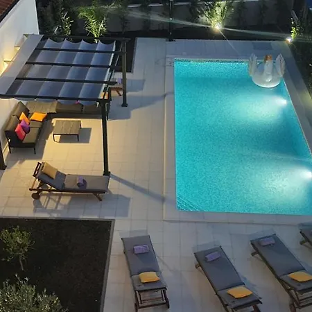 New 2020! 4* Ivona With Pool And Jacuzzi ザダル