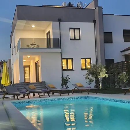 New 2020! 4* Ivona With Pool And Jacuzzi * ザダル