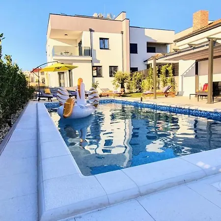 New 2020! 4* Ivona With Pool And Jacuzzi * ザダル