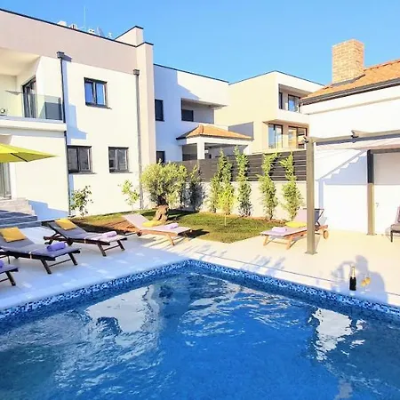 New 2020! 4* Ivona With Pool And Jacuzzi ザダル